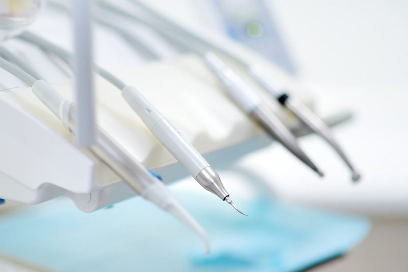 歯髄に到達するまで歯を削る